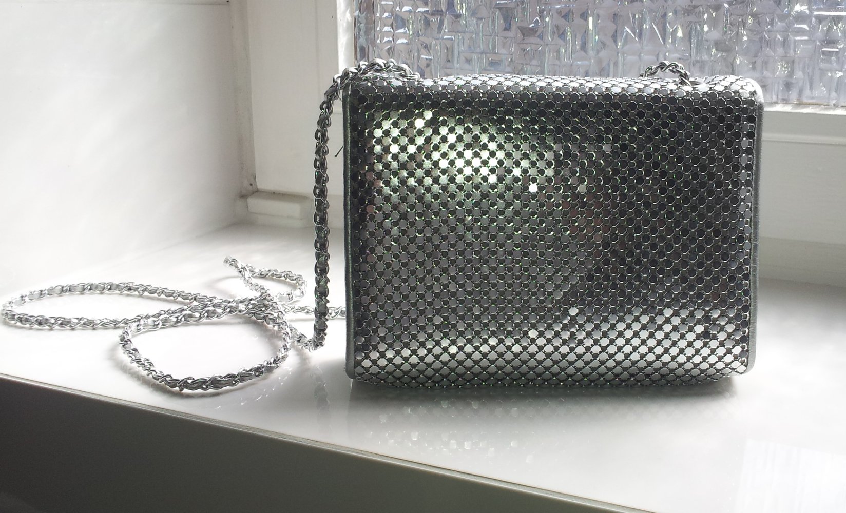 Kleine silberfarbene Tasche Clutch Kettenhenkel