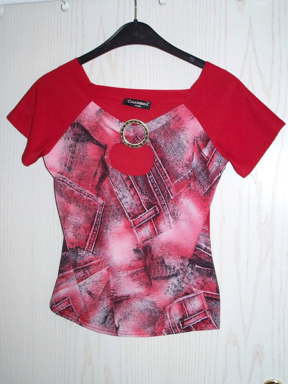 Retro-Shirt in rot mit sexy Cut-Out vorne