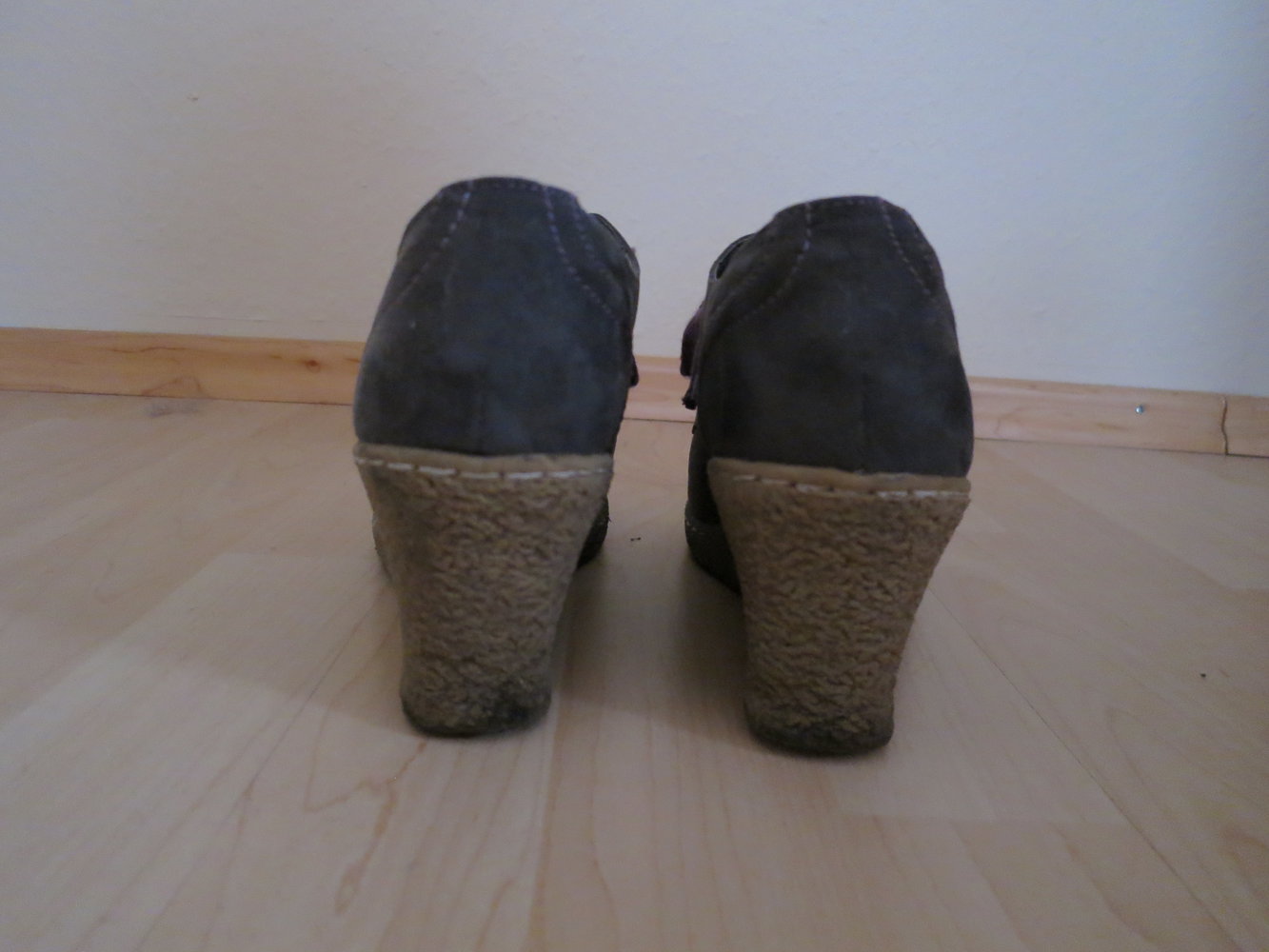 Keilabsatz-Stiefeletten in dunkelgrau mit lila Schuhbändeln, Gr. 38(,5)