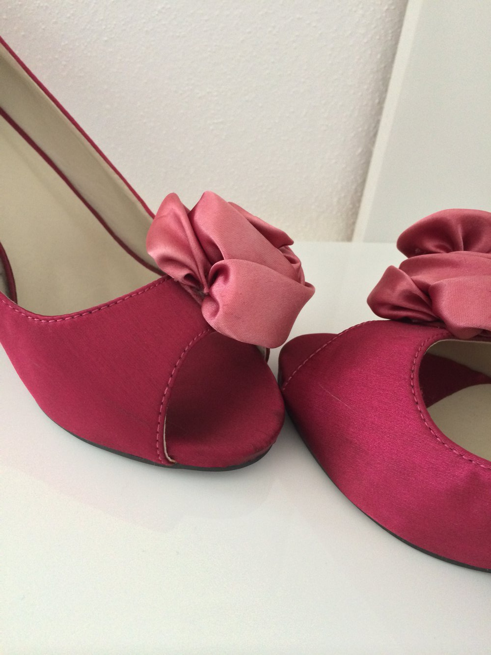 beerefarbene Satin-Peeptoes mit Zierblume