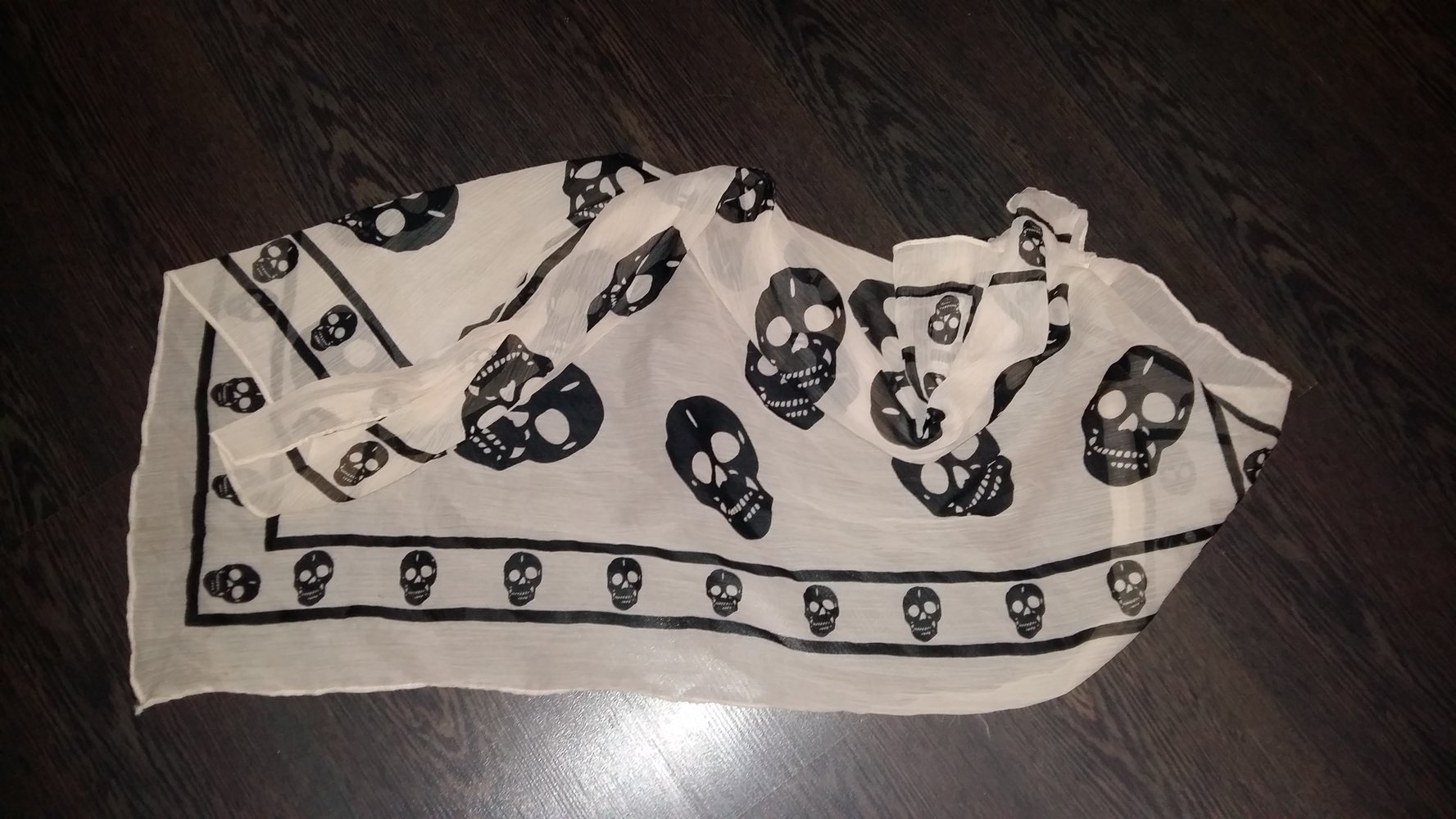 Leichtes Tuch mit Totenkopf-Print