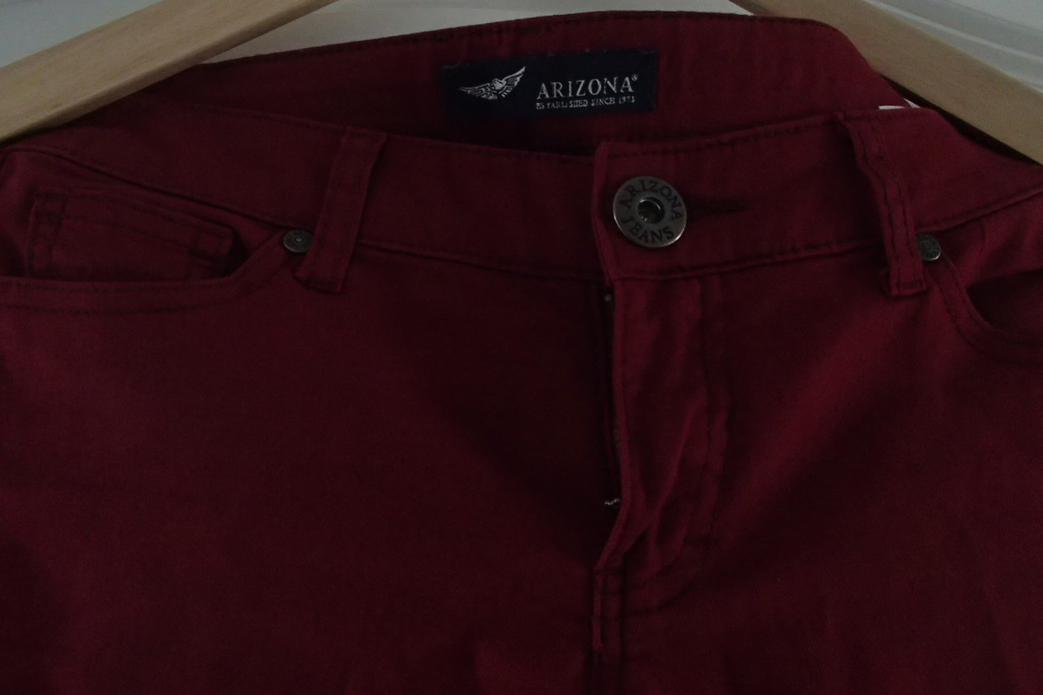 Bordeauxrote Hose
