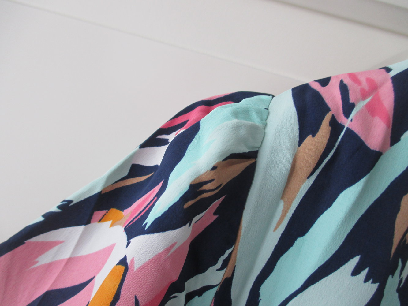 Vero Moda, auffälliges Kleid mit floralem Muster, rosa-blau-türkis, Gr. 38, Neu mit Etikett