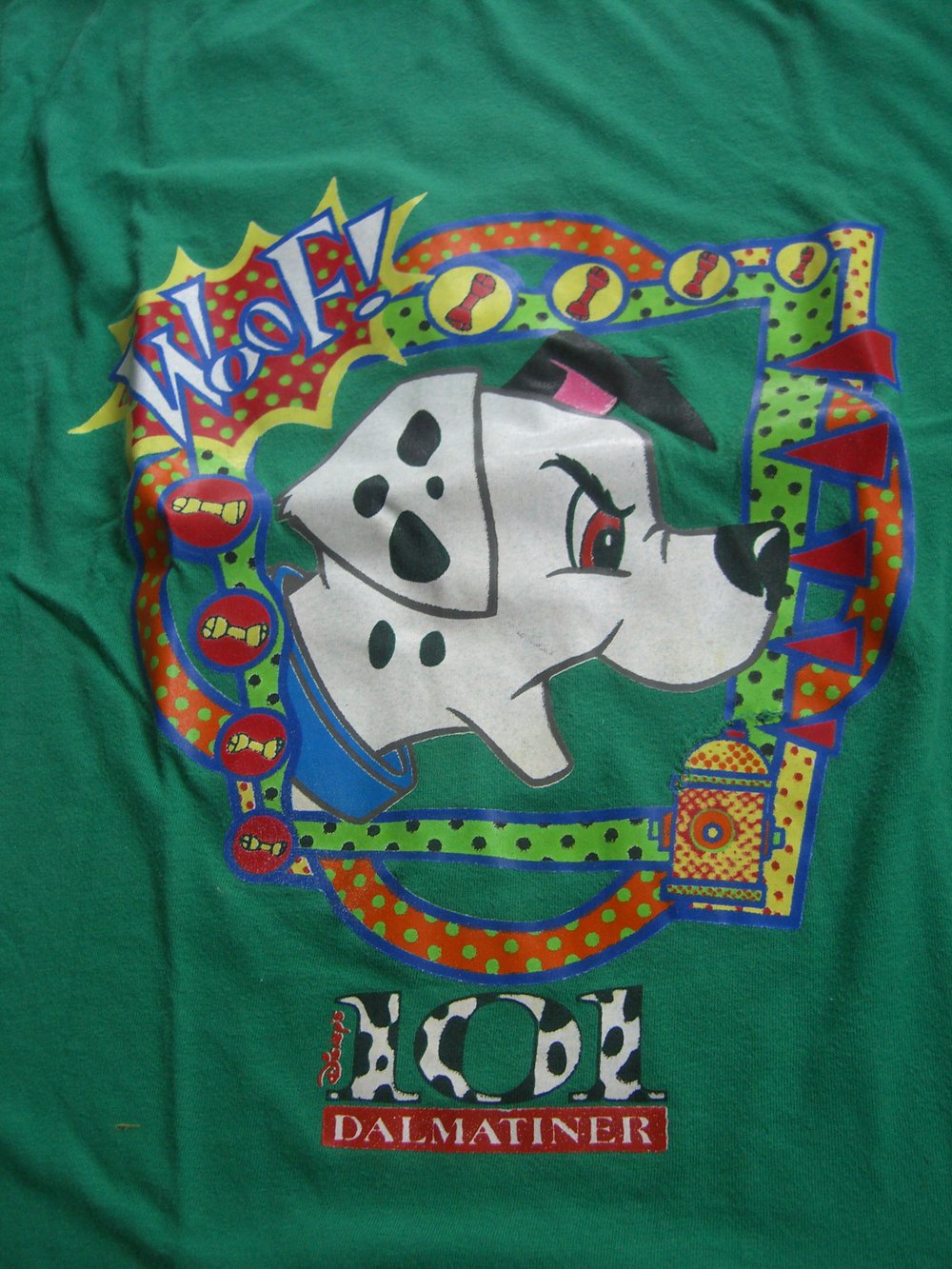 Grünes T-Shirt mit Dalmatinermotiv
