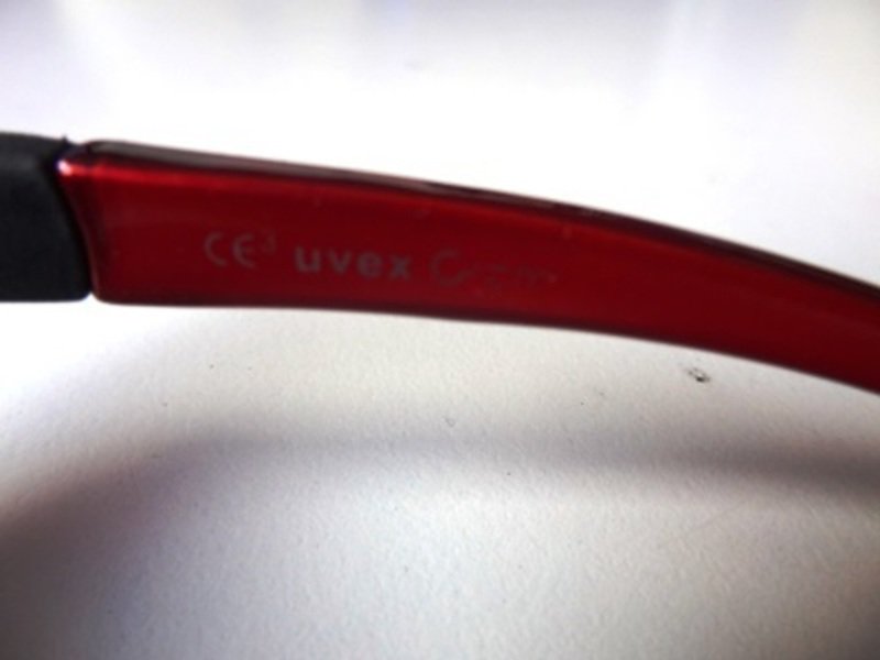 Uvex Sonnenbrille für Kinder in rot mit dunklen Gläsern
