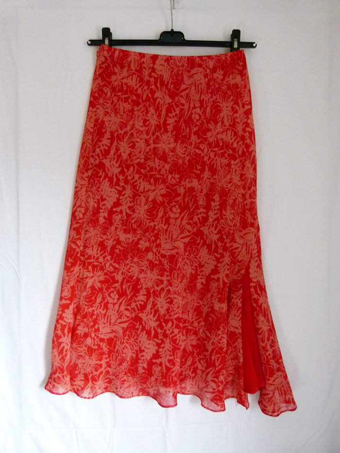 Langer Seiden Rock, rot mit korallefarbenen floralem Muster, Boho Goa Festival Hippie Mori Landleben Sommer