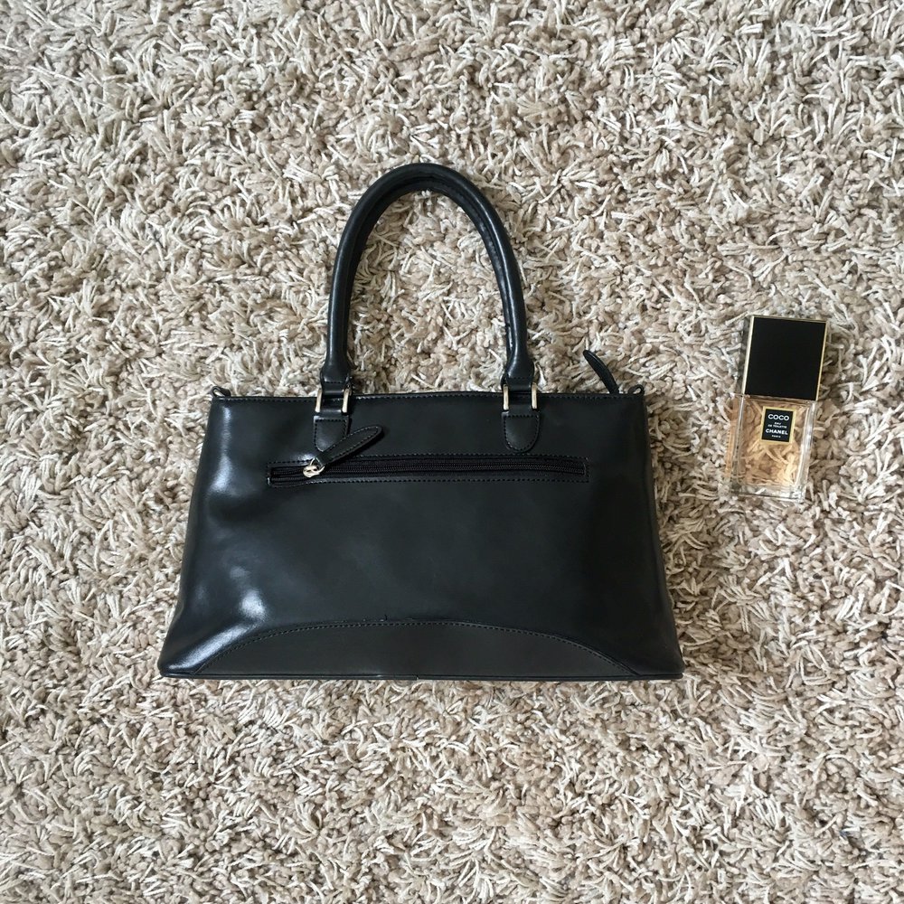 Handtasche Trapez Tasche Bag Echtleder Dolphin schwarz
Elegante, zeitlose Handtasche
Hochwertiges Glattleder
Sehr gut erhalten
Mit zwei kurzen Henkeln
3 separate Fächer + kleines Innenfach in der mittleren Abteilung
Schwarz, der bläuliche Schimmer ko