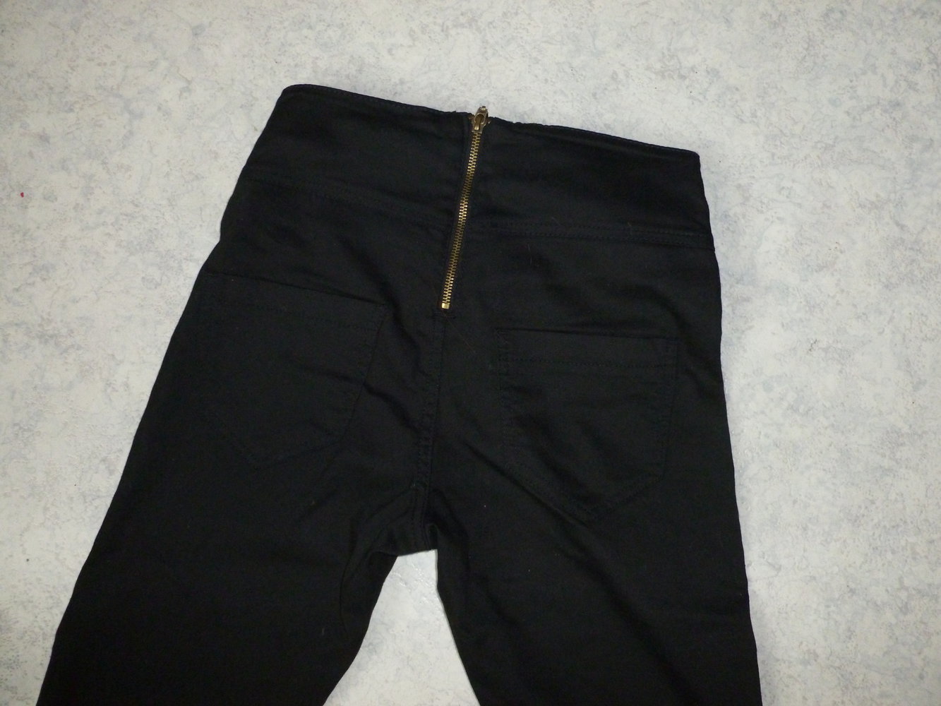 Schwarze hoch geschnitte Jeans Hose