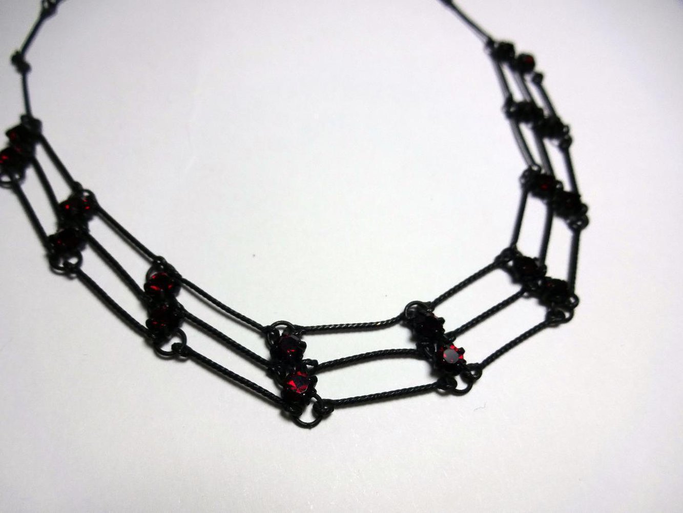 Kurze Kette mit roten Glitzersteinen 