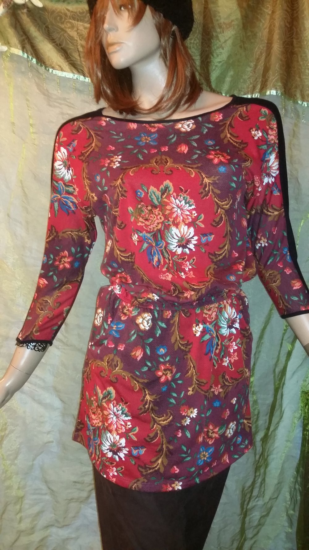 Florales Long-Shirt mit Folkloremuster in schönen kräftigen Farben 