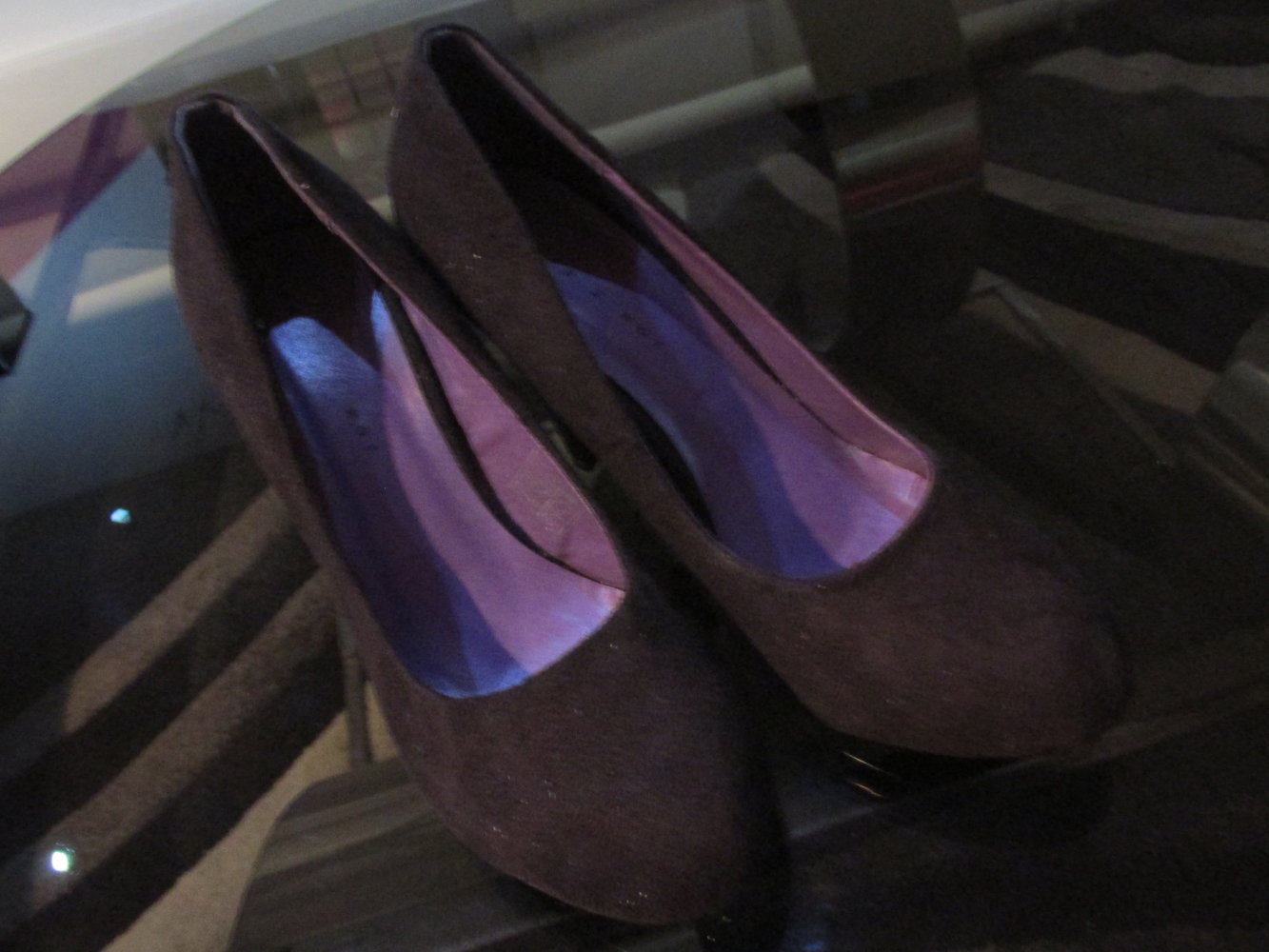Top!!! Schwarze Velourpumps, ca. 9 bis 10 cm Absatz, innen lila, Gr. 38