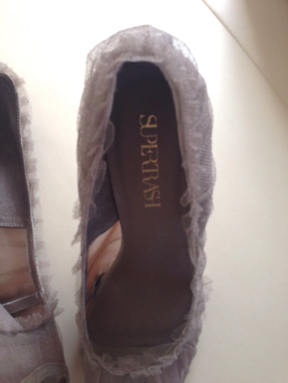 Nagelneue Peeptoes in taupe 
