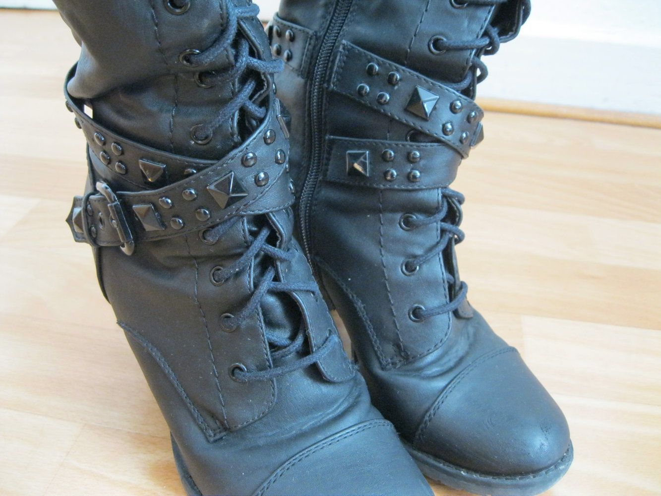 Schnürstiefel mit Reißverschluss / mit Nieten, Riemen und Schnallen