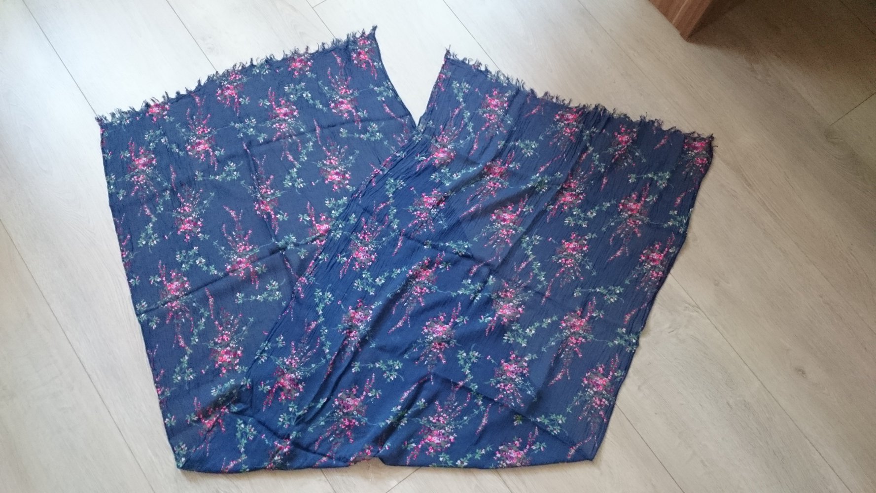 blaues zartes Tuch mit Fransen