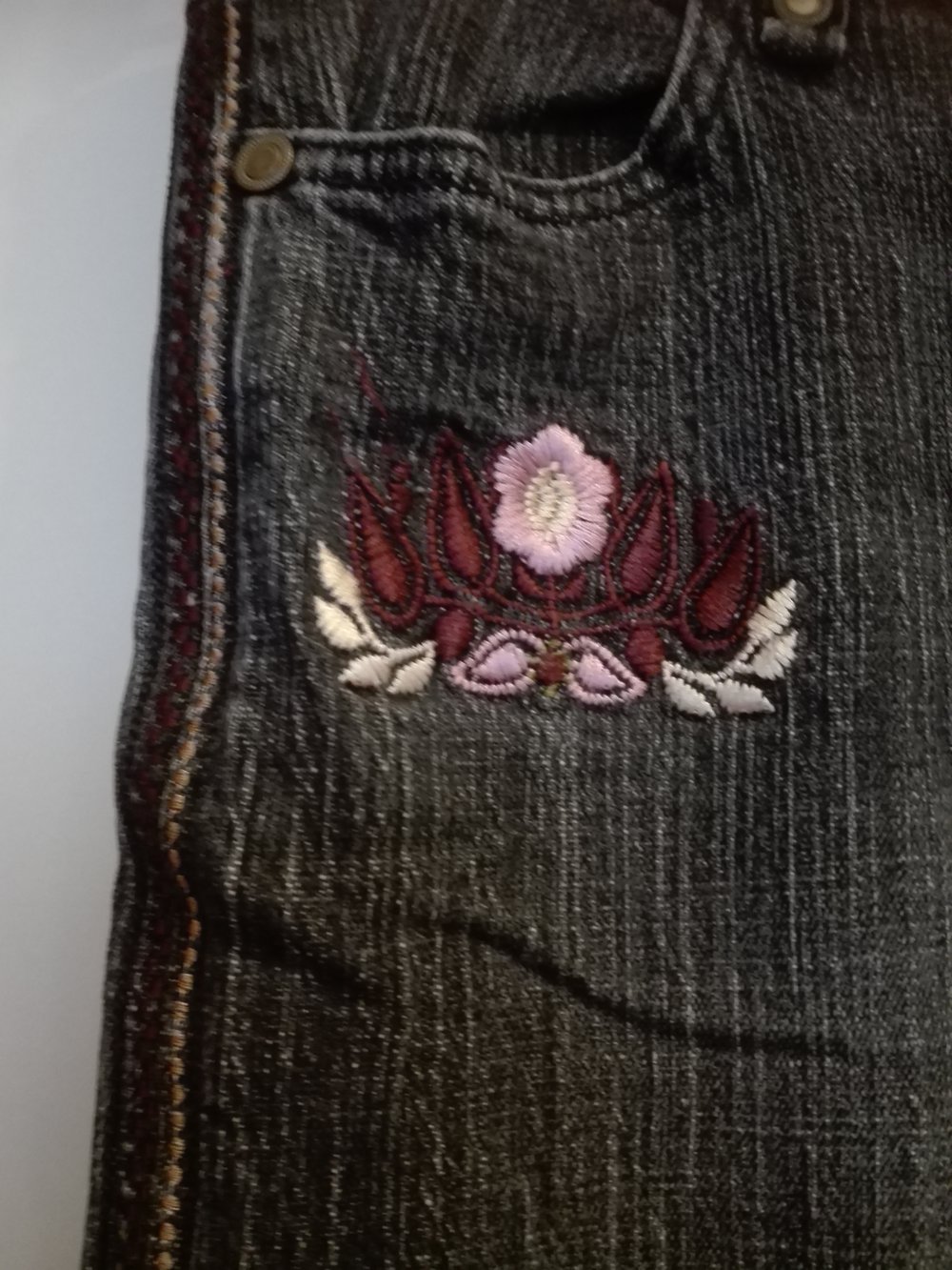 Jeans mit Blumenapplikation