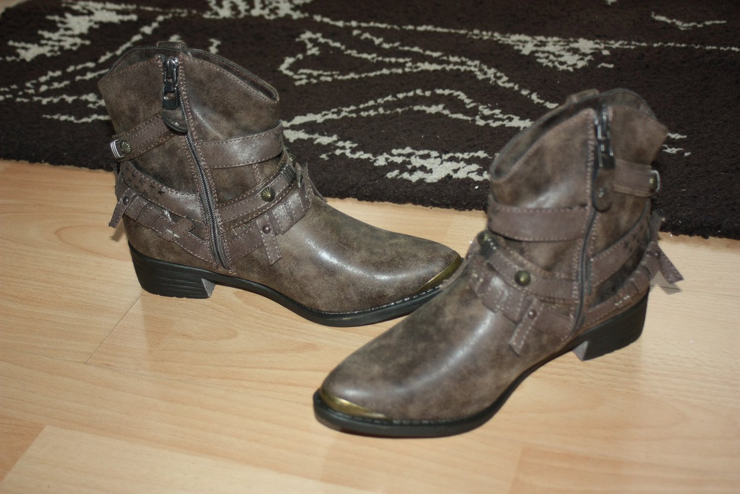 Braune Ankle Boots mit Nieten, Reißverschluss, Gr. 38