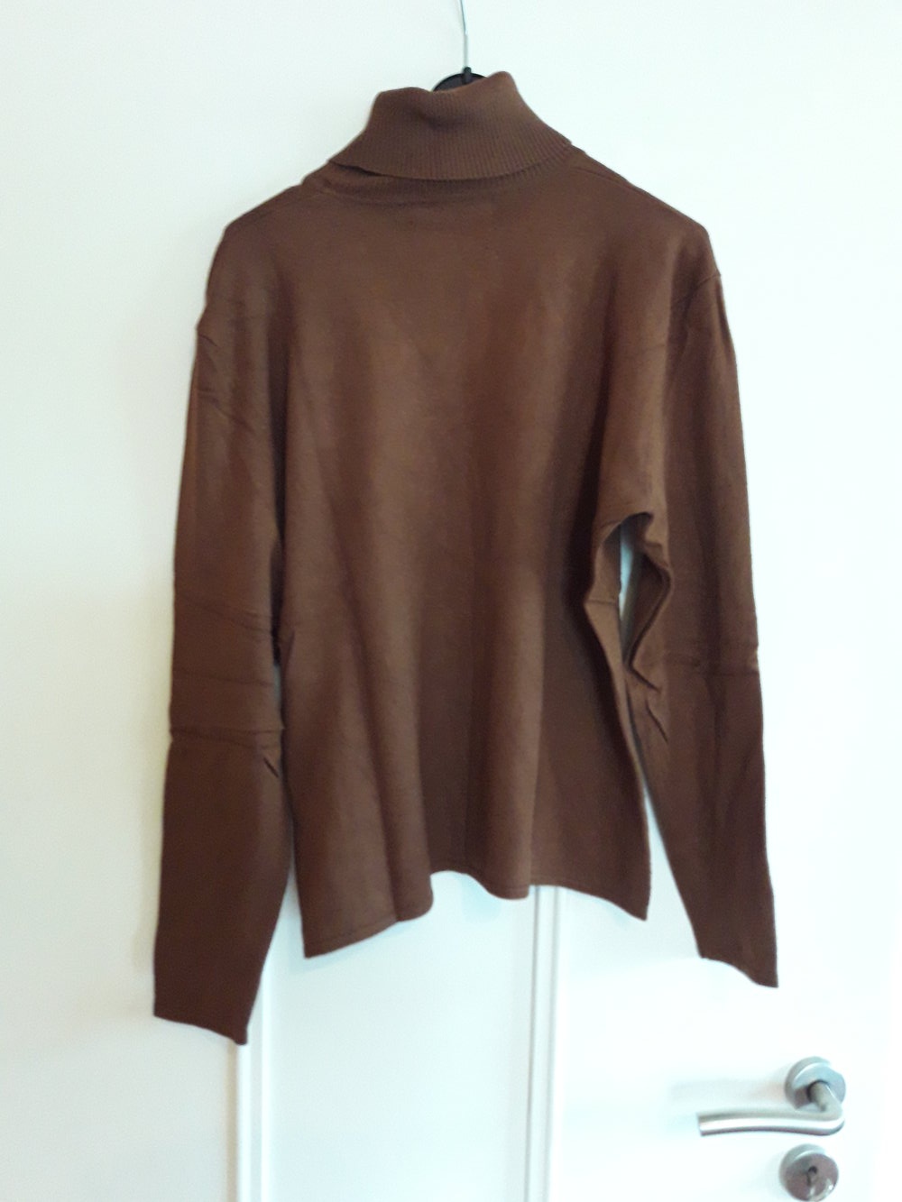 Brauner Rollkagenpullover mit Ziernähten Pullover Braun Rollkragen Kragen Rolli