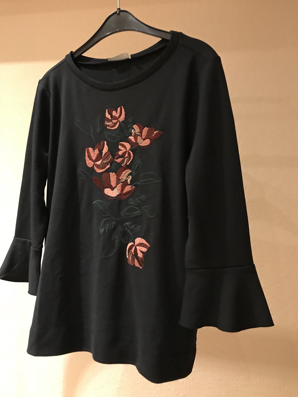 Neues Sweater mit ausgestellten Ärmel & gestickten Blumen 