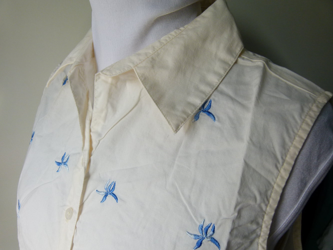 Ärmellose Bluse mit Blumen Stickerei, creme weiß blau, Boho Mori Landleben Goa Festival Hippie Blümchen Floral