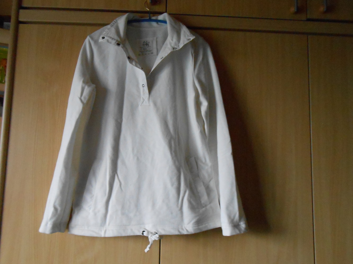 Weißer Pullover