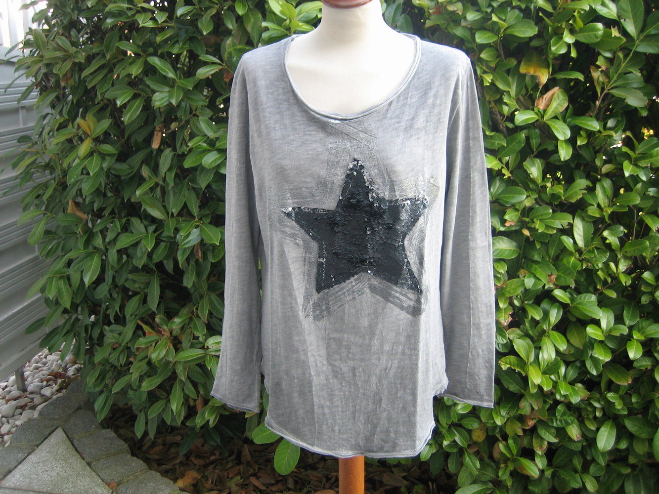 Edel-lässiges Langarm-Shirt Gr. 42, superaufwändig mit starker Pailletten-Applikation!