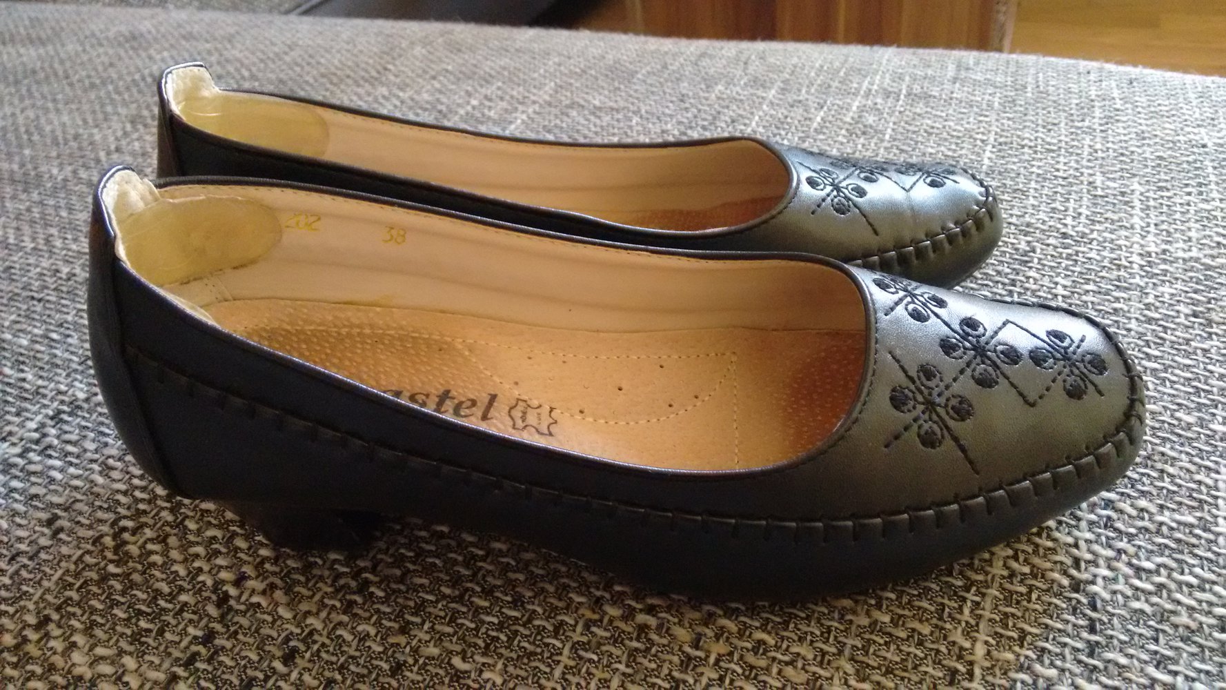 süße schwarze Halbschuhe mit kleinem Absatz und süßem Muster Gr. 38