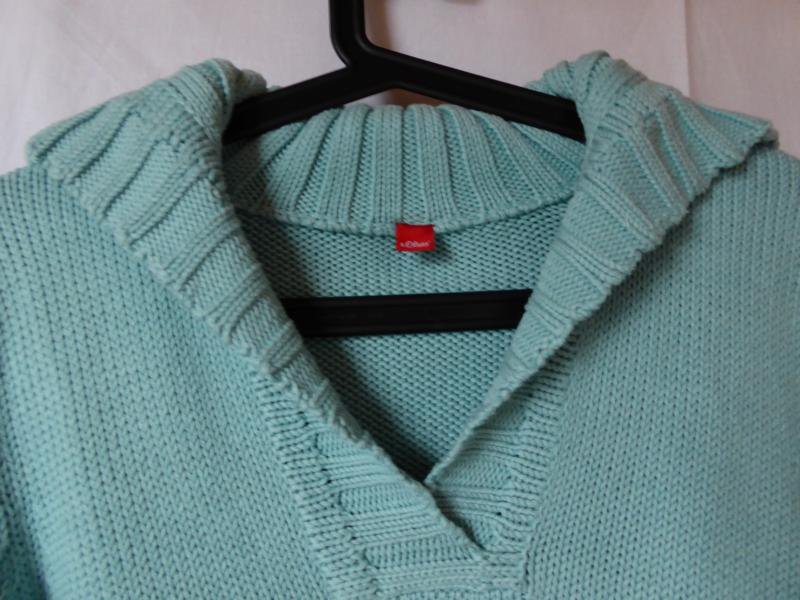 Helltürkiser Pullover mit besonderem Kragen von S.Oliver