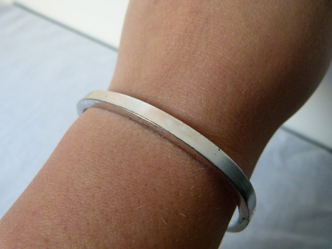 Klapp Armreif aus Metall, silberfarben, schwere Qualität, Modeschmuck Vintage 80er