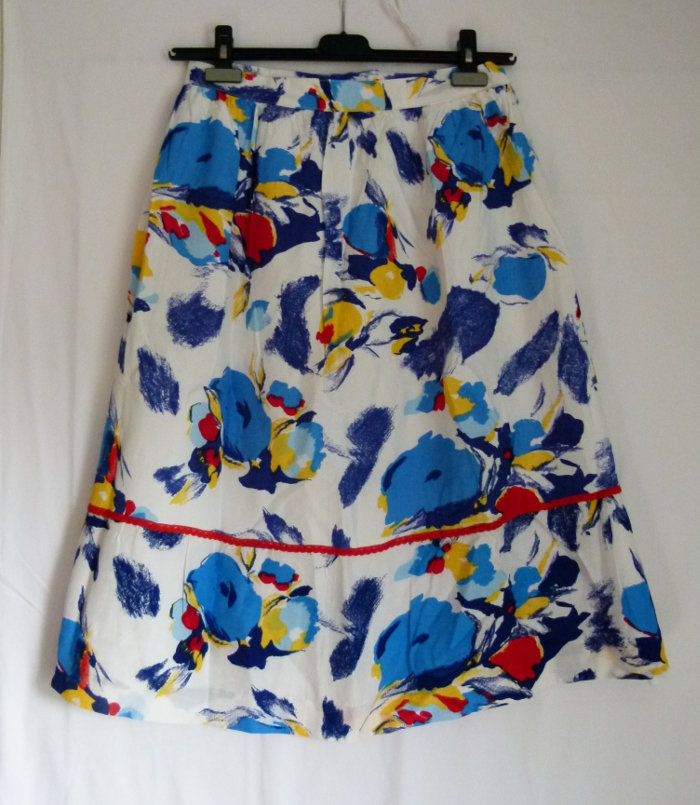 Knielanger Rock in weiß mit blau rot gelben Blumenmuster, Boho Sommer Mori Retro Vintage Floral Landleben