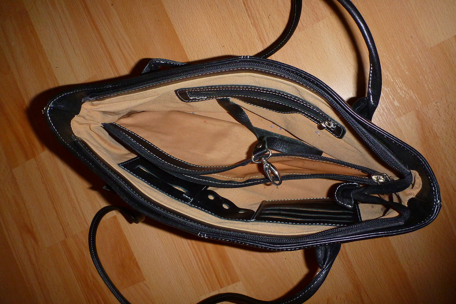 schwarze, schmale Damen-Leder-Handtasche