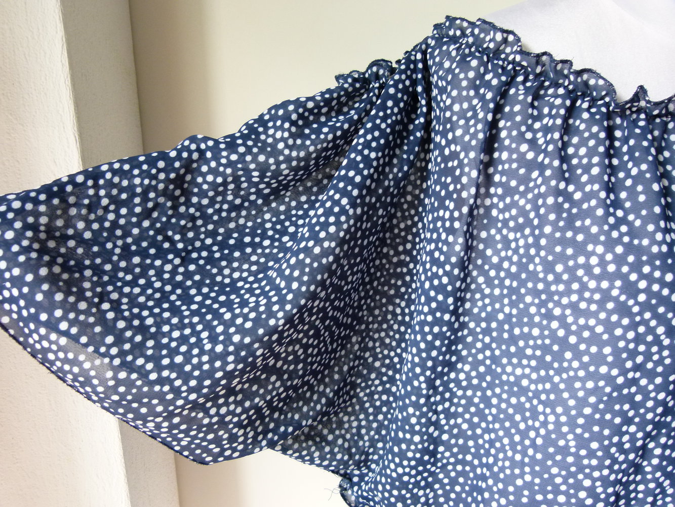 Carmen Chiffon Tunika Bluse mit Schmetterlings-Ärmeln, dunkelblau weiß, Boho Mori Sommer Goa Festival Elfen