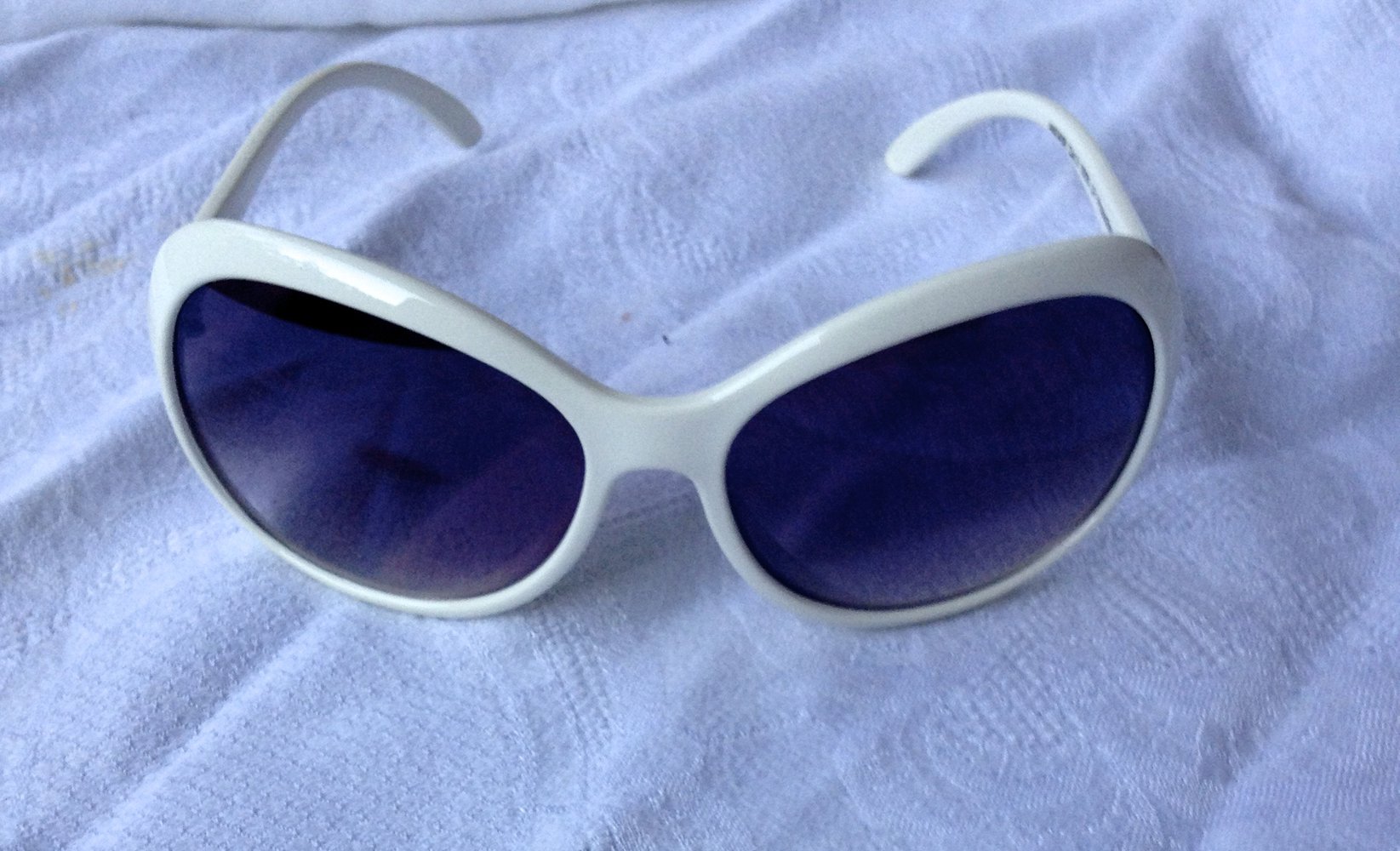 Hippe Sonnenbrille mit weißem Gestell