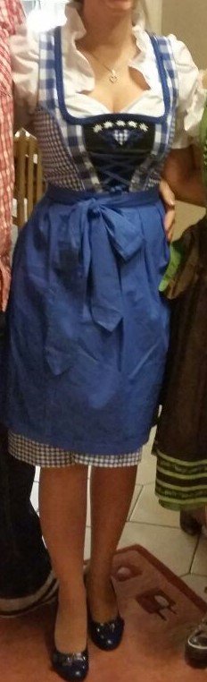 Schönes Dirndl in dunkelblau-kariert 