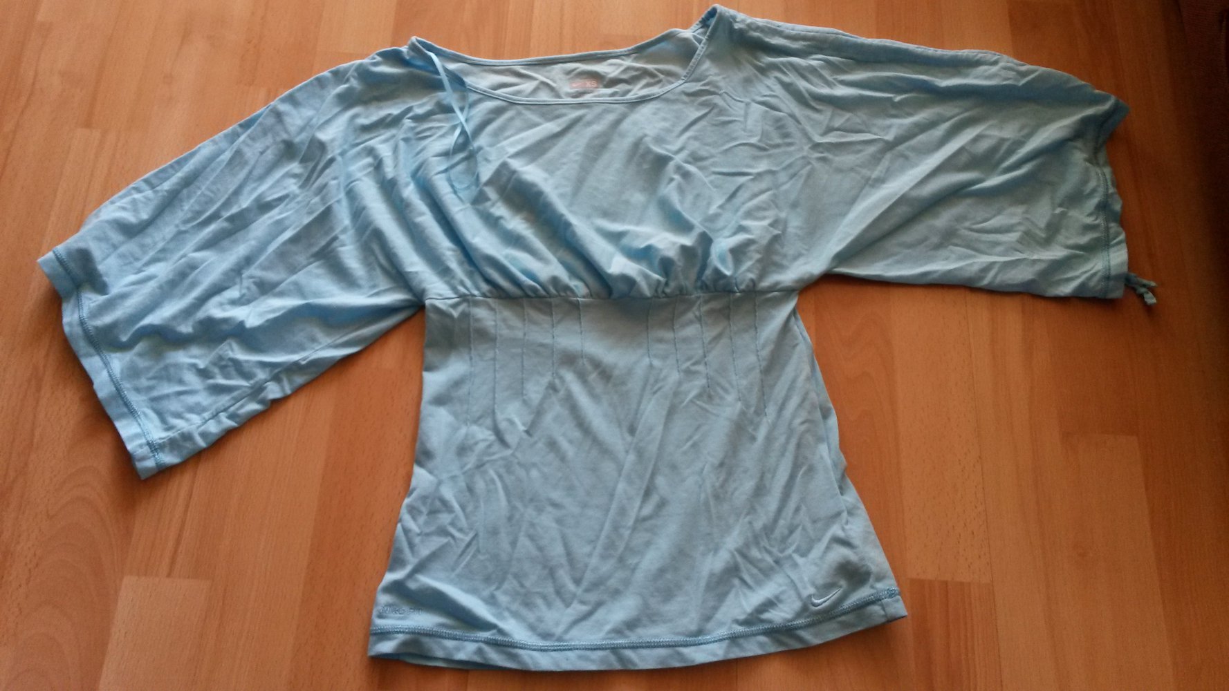 Blaues Nike T-Shirt mit Fledermausärmeln / Gerrafteärmel