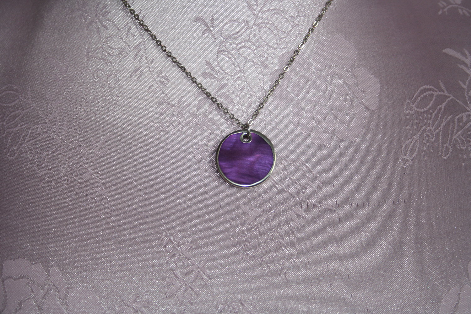 * kurze Kette silber mit lila Plättchen