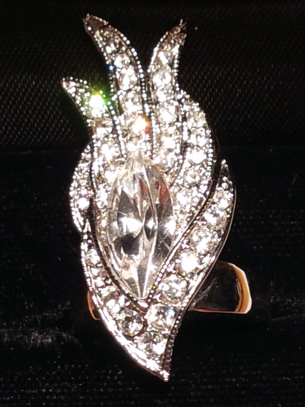 silberfarbener Fingerring mit transparenten Strass Steinen