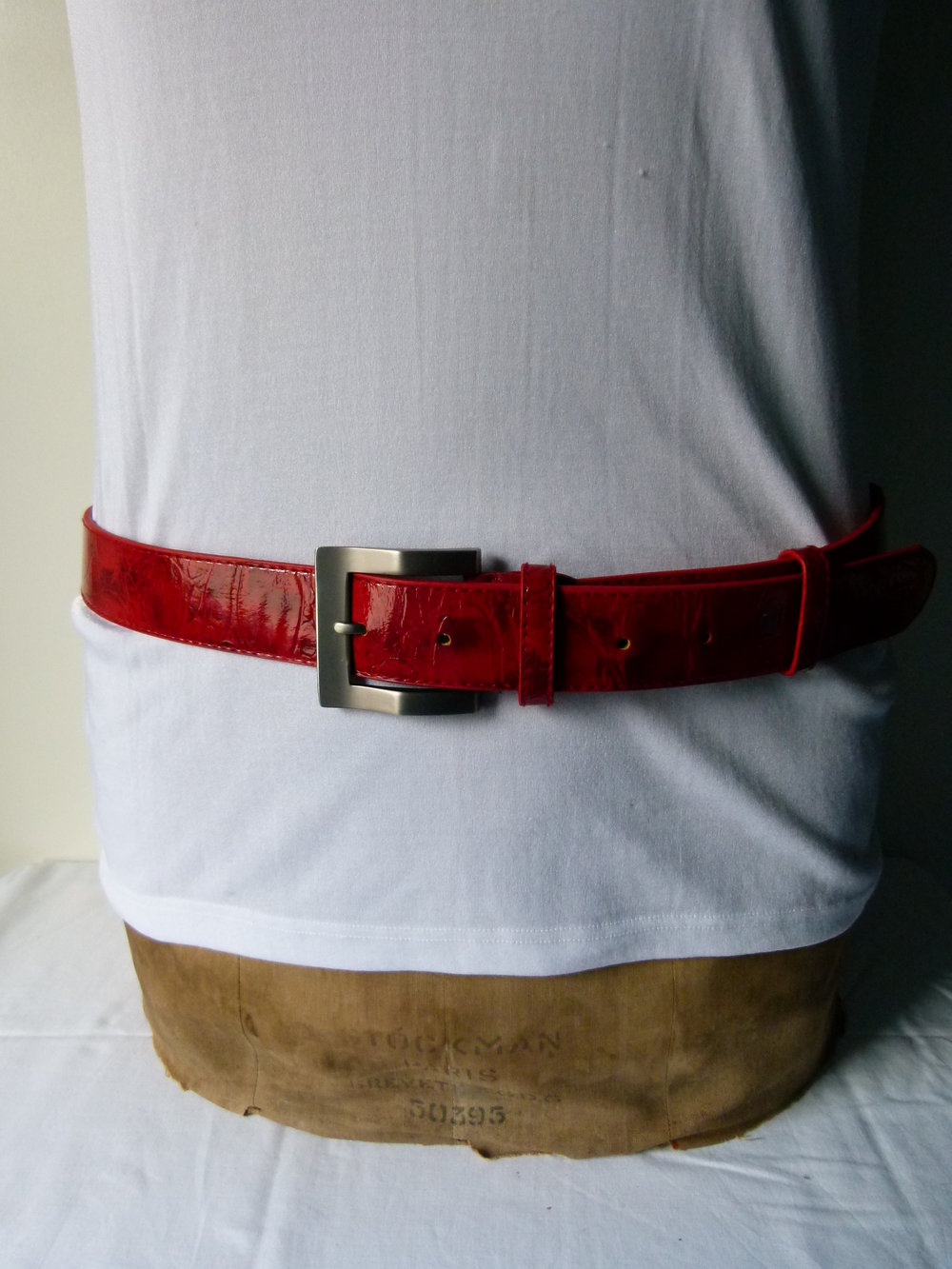 Lack Gürtel, rot schwarz meliert, Prägemuster, mit silberner Schnalle, Boho Mori Retro