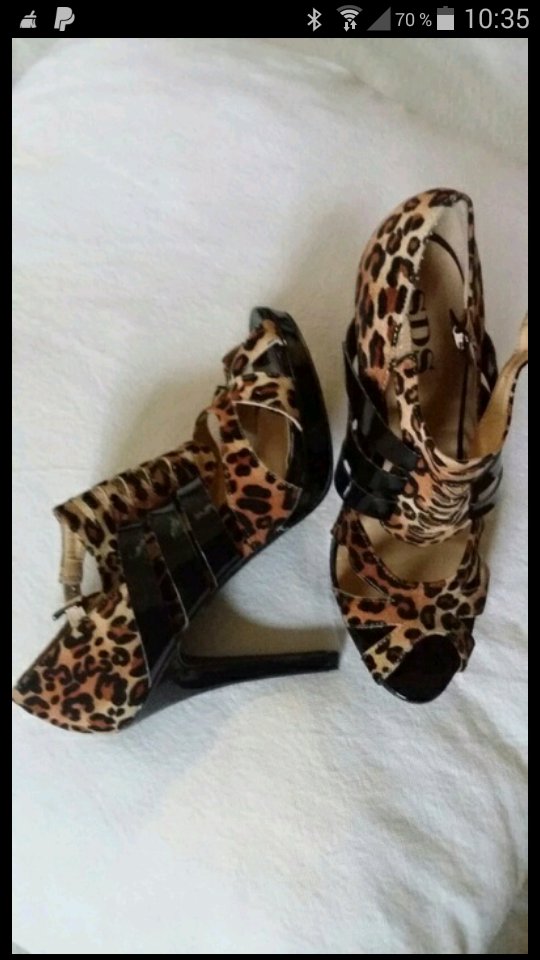 Highheels-Peeptoes in Leoprint und schwarzem Lack