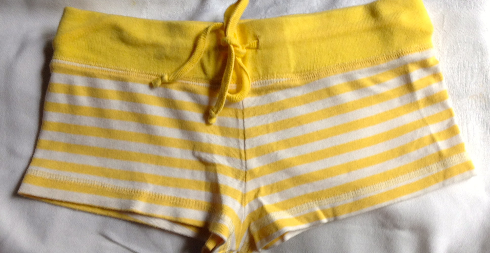 Schöne Hotpants mit Streifen