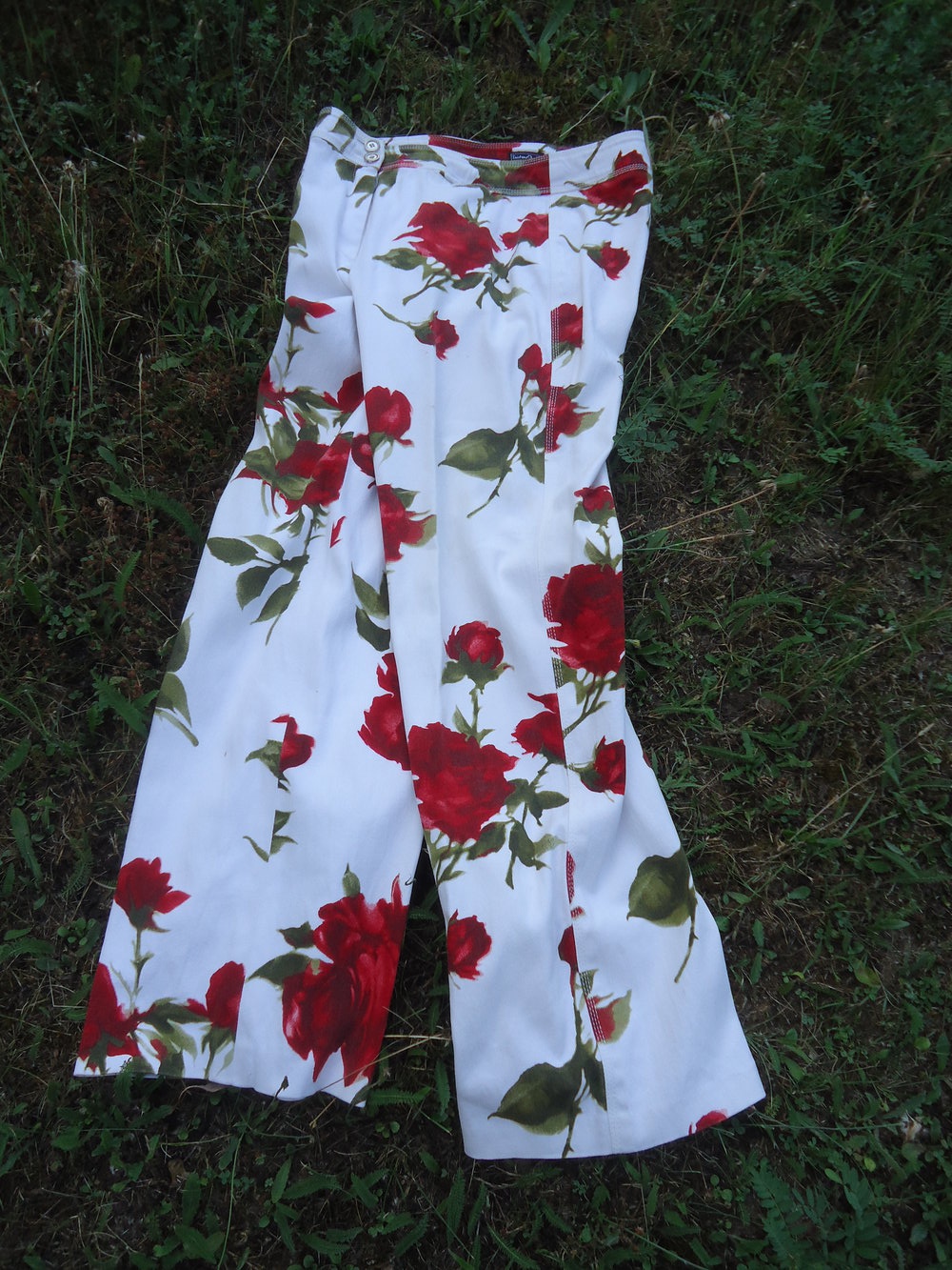 Weite Stretchhose mit Blumenprint
