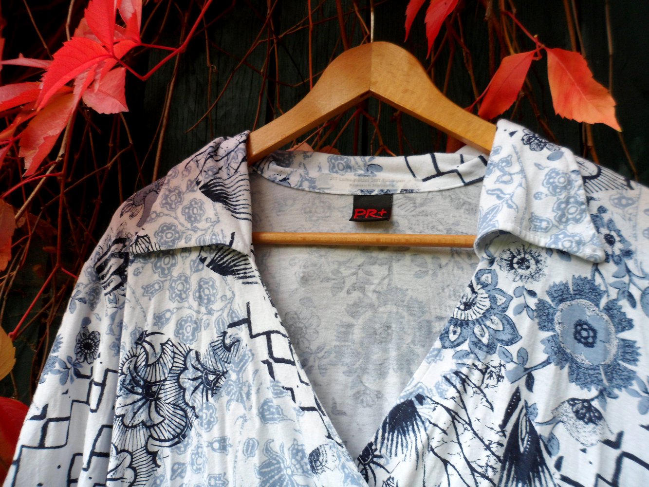 Weißes Shirt Blaue Blumen