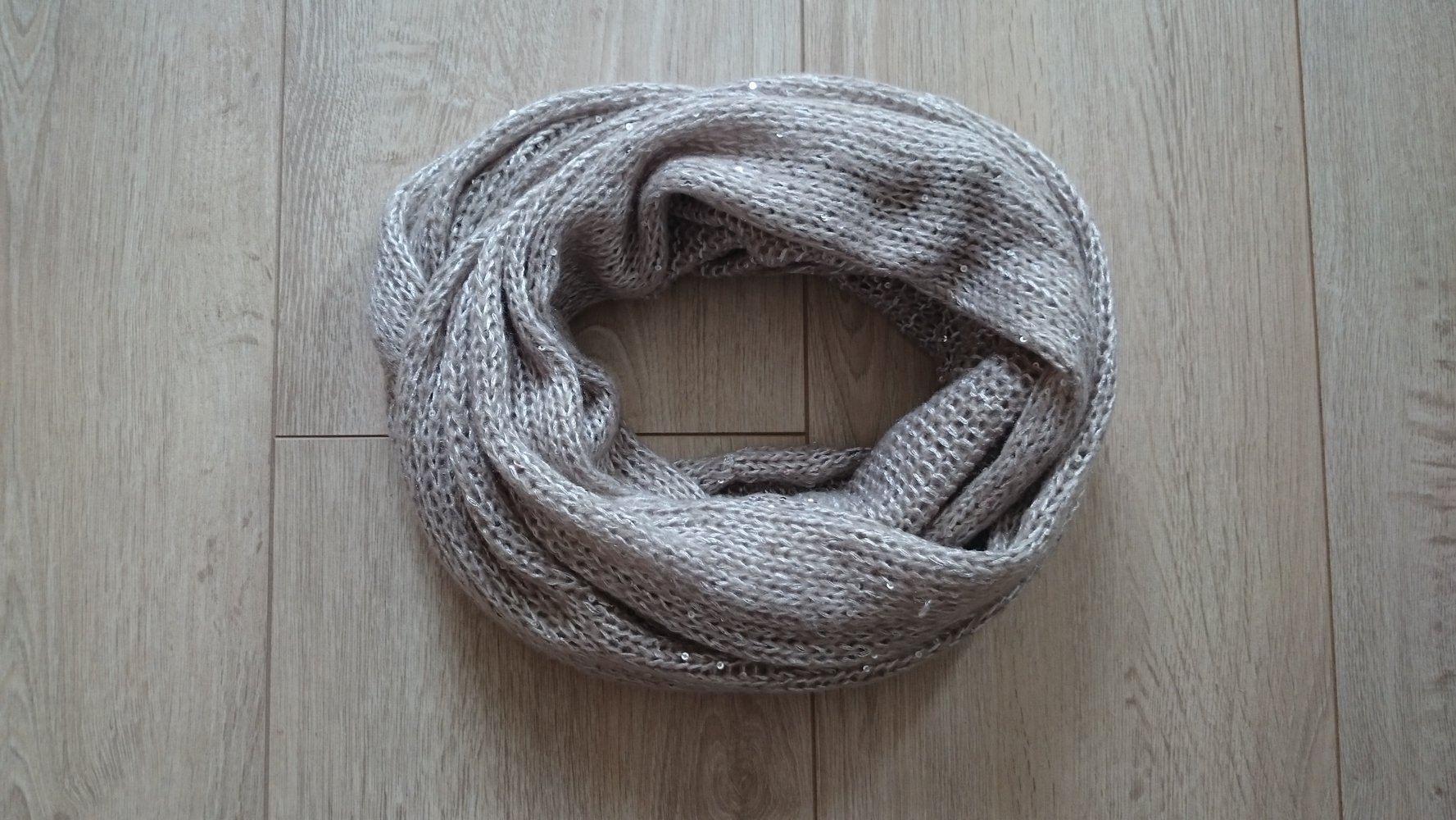 Strick Loop beige mit Pailletten