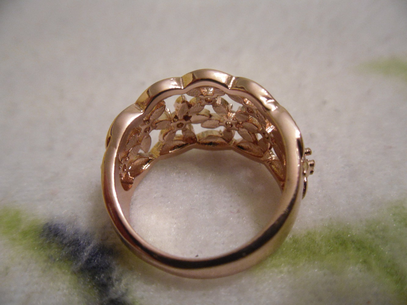 Rose`goldener Ring mit Blumenmuster