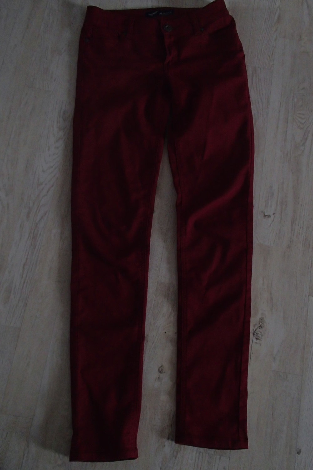 Bordeauxrote Hose