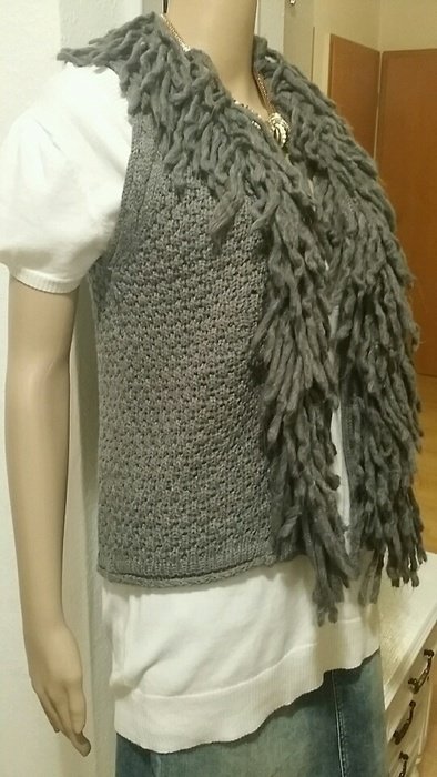 Süsse Strickweste in Grau mit Fransen