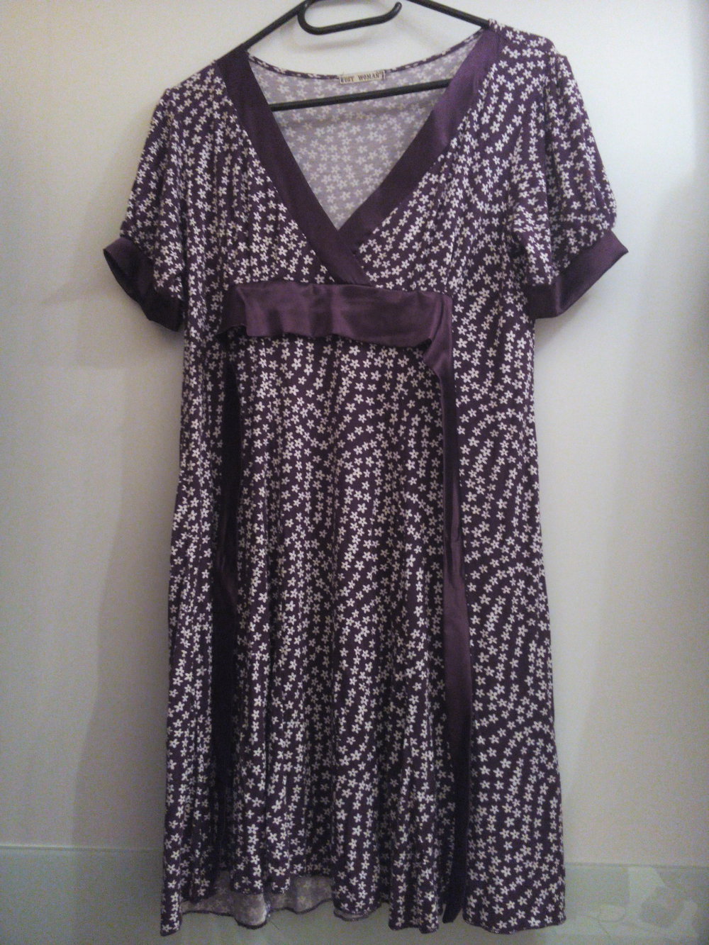 lila Kleid mit weißen Blüten