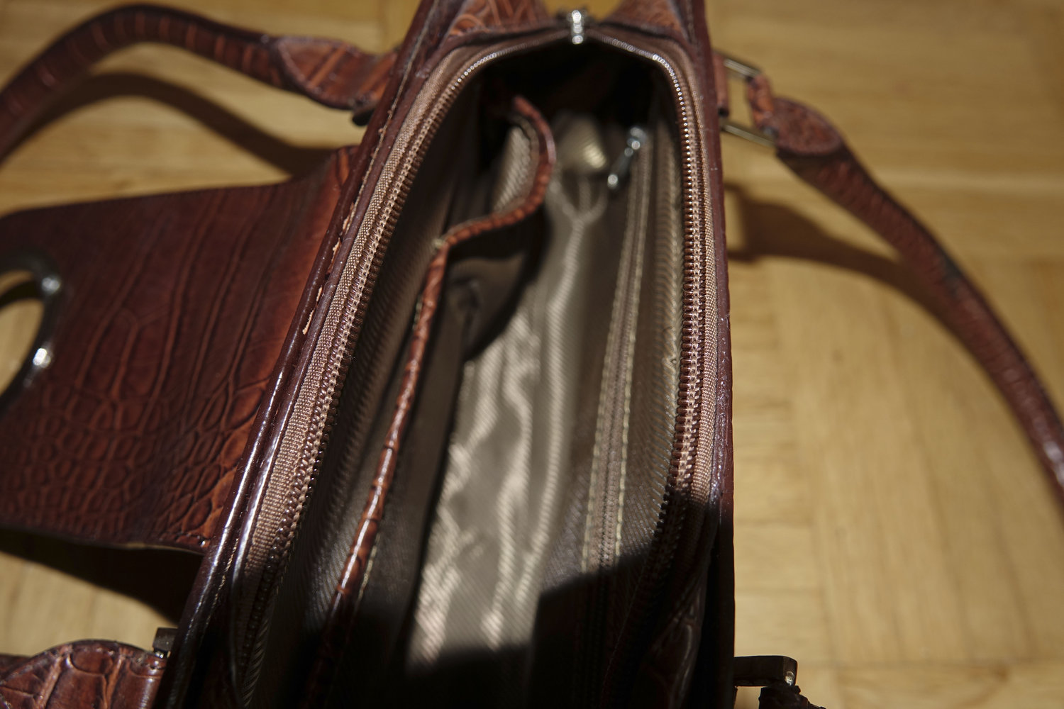 Schicke braune Handtasche im Kroko-Look