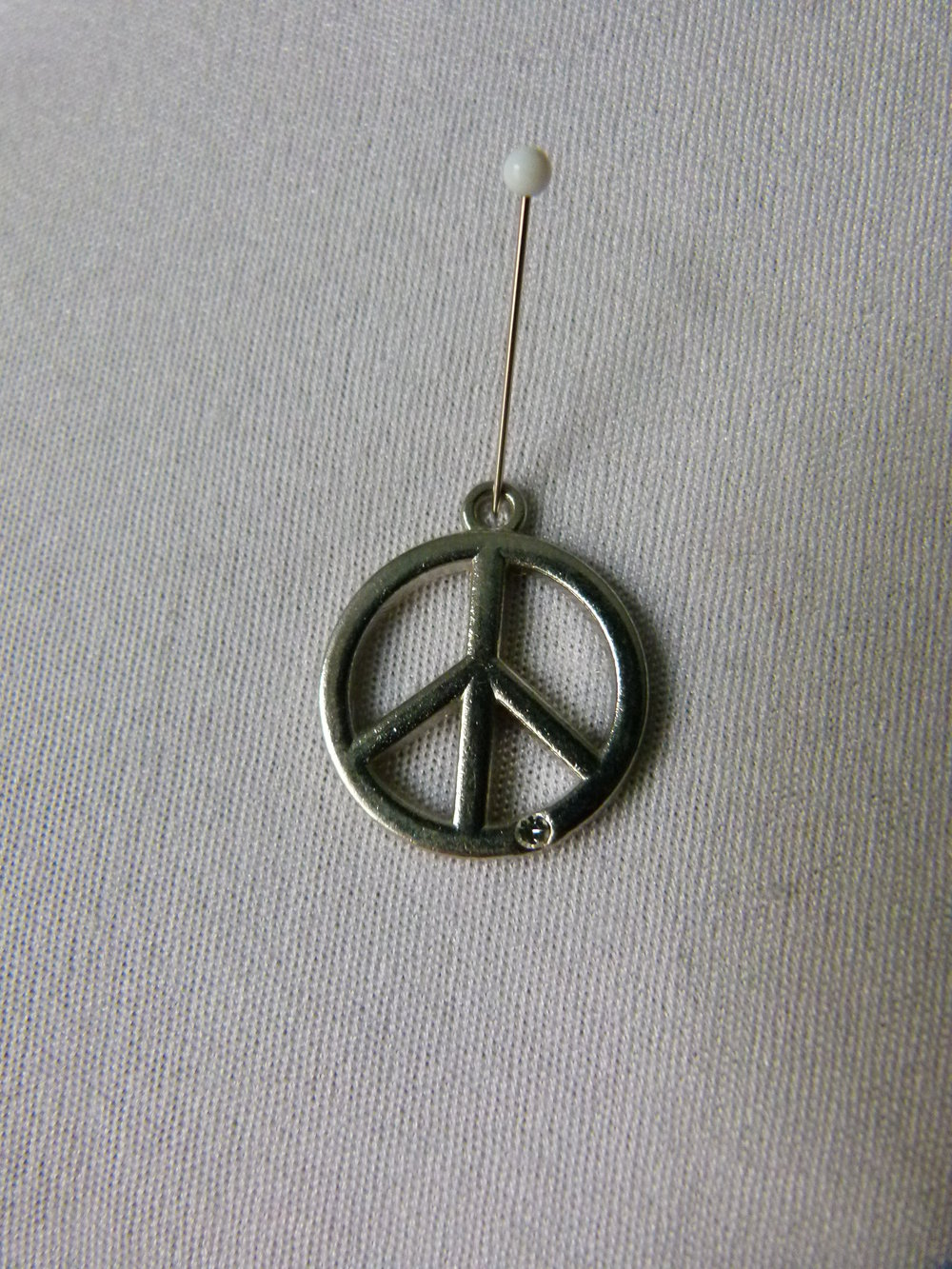 Peace Anhänger, silberfarbenes Metall mit Strass, Modeschmuck, Boho Mori Goa Festival