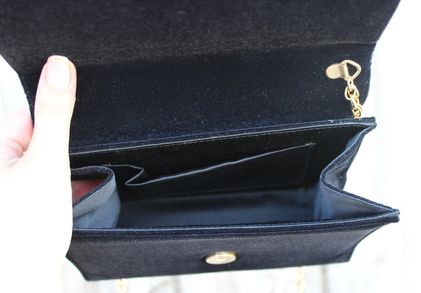 kleine schwarze Vintage Tasche, Clutch, aus Samt, auch mit goldener Kette tragbar