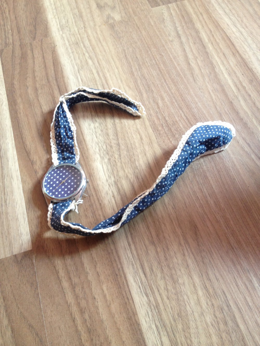 Blaugepunktete Armbanduhr